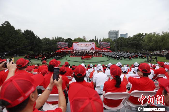 庆祝中国共产党成立100周年,百架钢琴大型户外交响合唱音乐会在上海举行🌜。 张亨伟 摄
