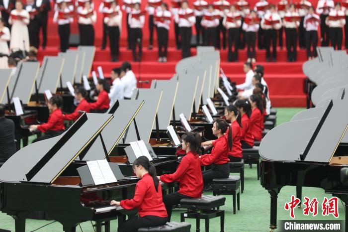 庆祝中国共产党成立100周年👯♀️,百架钢琴大型户外交响合唱音乐会在上海举行🚄。 张亨伟 摄