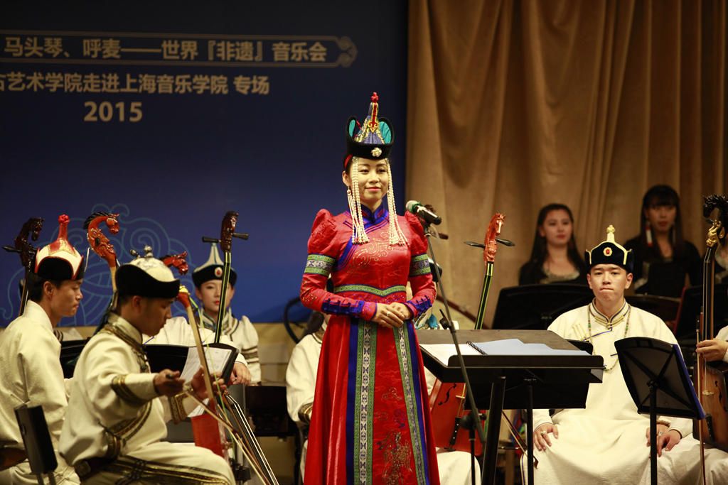 三、女声长调 表演《辽阔的草原》、《褐色的鹰》(演唱者:金君;马头琴:韩成👩🏼🔬🤽🏼♂️、伊德日)
